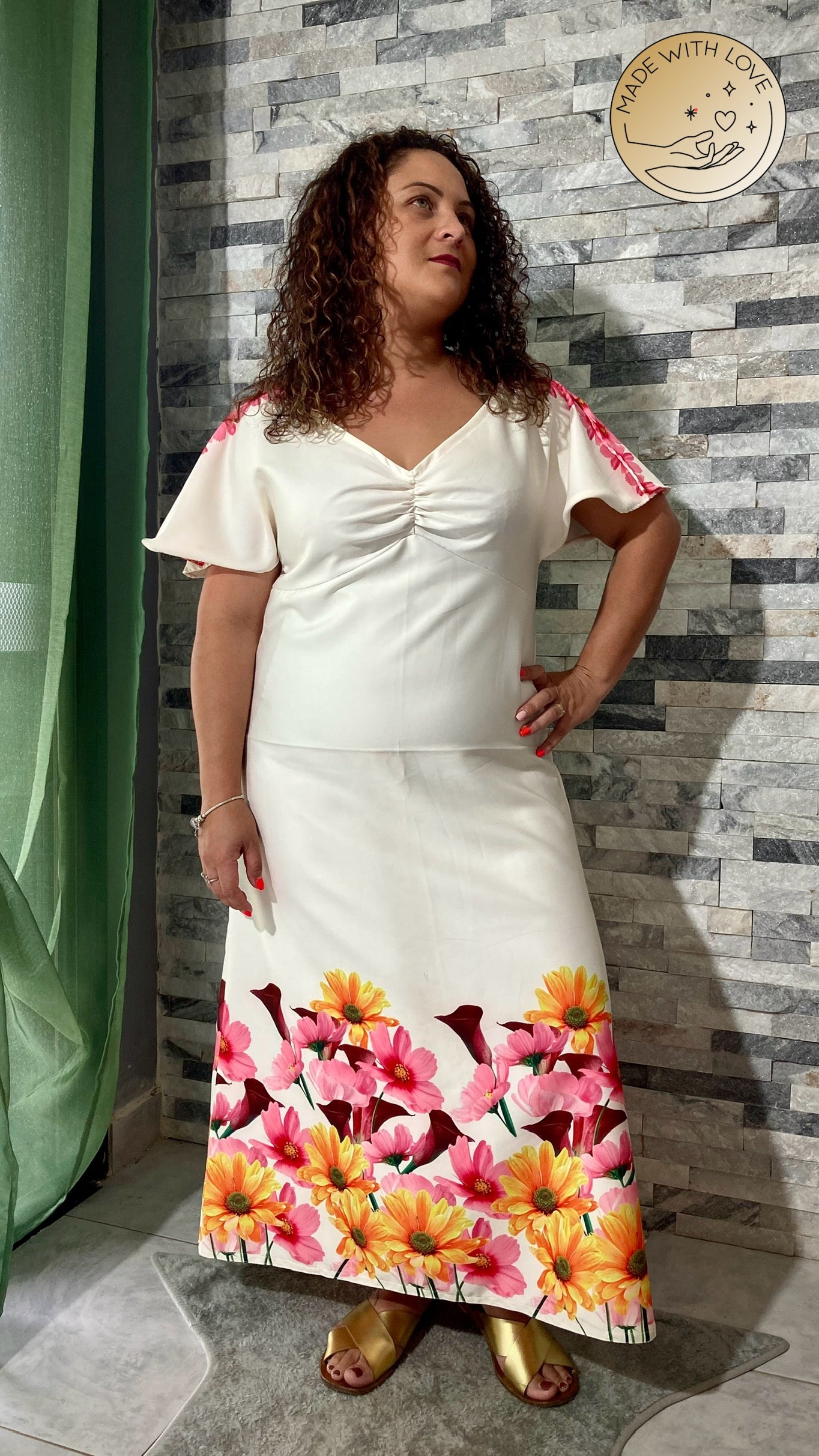Robe longue blanche à fleurs rose